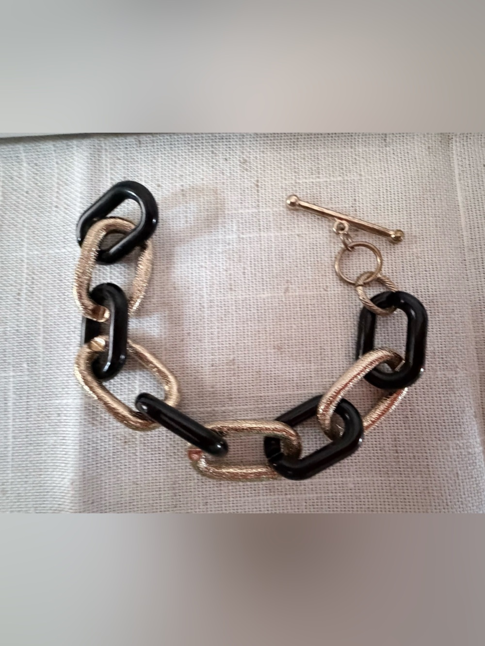 This Bellezza brand bracelet features textured bronze black oval links